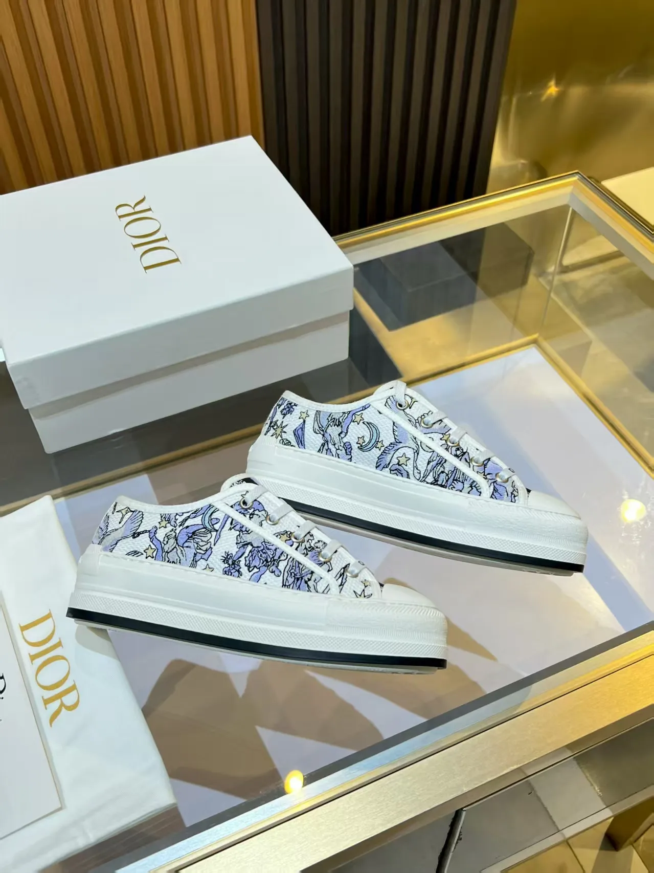 👟👟Ex-factory price 520👟👟 Walk‘n’Dior embroidered mid-top casual shoes are new in 2025. On the fashion stage, Dior embroidered shoes are the well-deserved protagonist. Delicate stitching is used on the upper, every stitch is devoted to the craftsman's efforts, and every thread is woven with artistic poetry. From complex floral patterns to smart geometric textures, embroidery is like the magic that gives shoes life, allowing them to show dynamic beauty even in static conditions.   Wearing Dior embroidered shoes feels like stepping into a dream world full of art. It is not only a pair of shoes, but also a walking piece of art that perfectly integrates fashion and culture. Whether you are strolling on the bustling city streets or attending important social occasions, Dior embroidered shoes can add unique charm to your style and become the focus of everyone's attention.   Choosing Dior embroidered shoes means choosing a persistent pursuit of quality and a unique understanding of fashion. Let it accompany you through every wonderful moment and leave your own fashion mark.  Material: Sheepskin lining, feet, silk cowhide, size 35-41, heel height 5cm